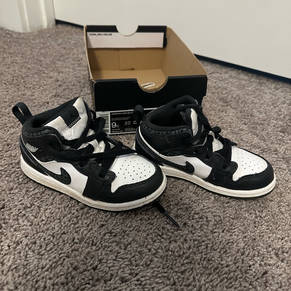 Nike Jordan 1 Mid SE- Kids Black and White Sneakers